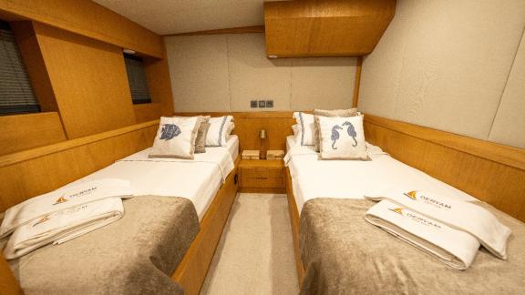 Twin guest cabin of the Deryam gulet in the bays of Bodrum, offering comfort for families and groups of friends.
