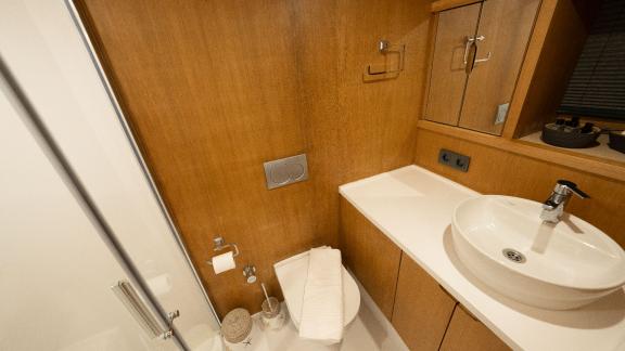 Guest bathroom of the Deryam gulet in the bays of Bodrum, offering practical comfort during blue cruises.