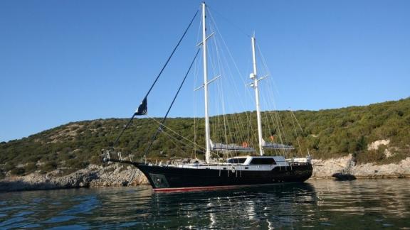 Luxury gulet Didi in Bodrum with 4 cabins. Perfect for a comfortable and stylish sailing holiday.