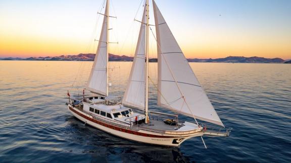 Die majestätische Gulet Double Eagle segelt in Bodrum bei Dämmerung – unvergessliches Yachtcharter-Erlebnis.