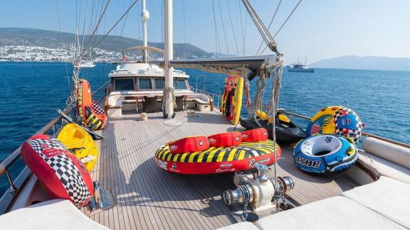 Gulet Double Eagle mit Wasserspielzeugen auf dem Deck in Bodrum