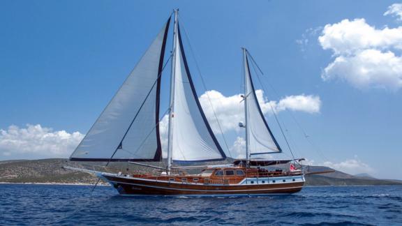 Die Gulet Dulcinea segelt unter klarem Himmel in den Gewässern von Bodrum.