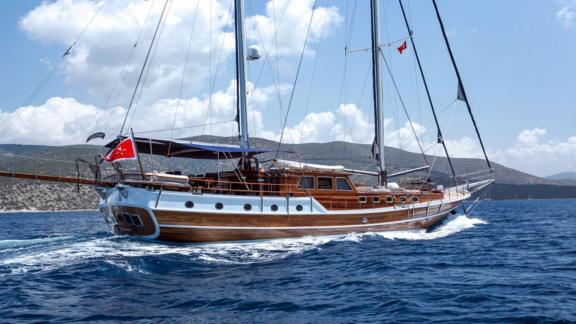 Die Gulet Dulcinea segelt unter blauem Himmel in den Küstengewässern von Bodrum.