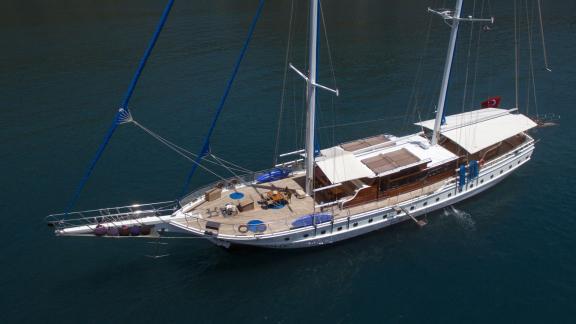 Spacious gulet Duramaz with 6 cabins and luxurious deck, ideal for hire in Fethiye.