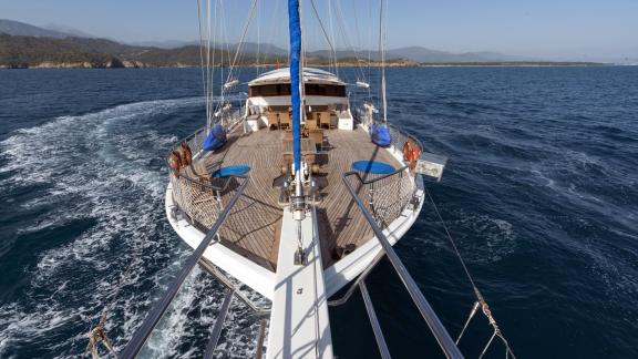 Luxurious deck of the gulet Duramaz in Fethiye, ideal for a relaxing sailing holiday with 6 cabins.