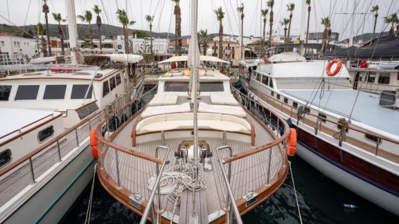 Genießen Sie das geräumige Deck der Gulet Efm 11 im Hafen von Bodrum. Perfekt für entspannte Stunden.