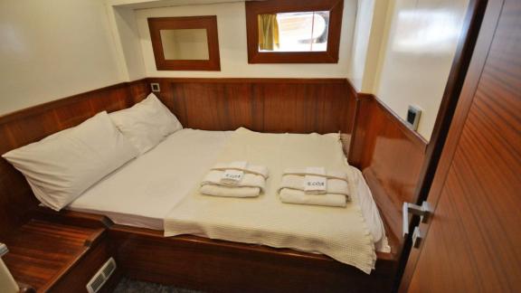 Unter den Yachtcharter Optionen in Marmaris zeigt Eloa Kabine mit Doppelbett und platzsparendem Layout.