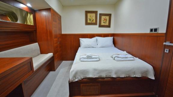 Unter den Yachtcharter Optionen in Marmaris zeigt Eloa Kabine mit Doppelbett und gemütlicher Sitzecke.