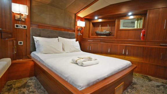 Unter den Yachtcharter Optionen in Marmaris zeigt Eloa Kabine mit Doppelbett und großzügigem Stauraum.