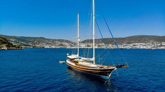 Die Yacht Enderim A liegt vor Bodrums Küste mit klarer Sicht auf die Stadt.