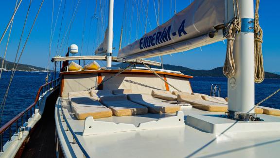 Sonnenliegen auf dem Deck der Enderim A bieten Entspannung mit Blick auf das Meer.