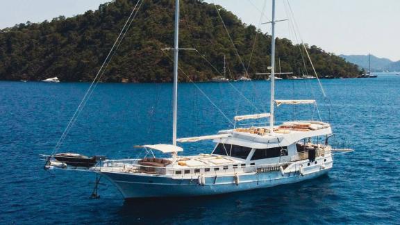 Gulet with 6 cabins in a bay in Göcek.