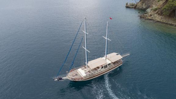 Elegante 4-Kabinen-Gulet ankert in einer malerischen Bucht, ideal für entspannte Yachtcharter.