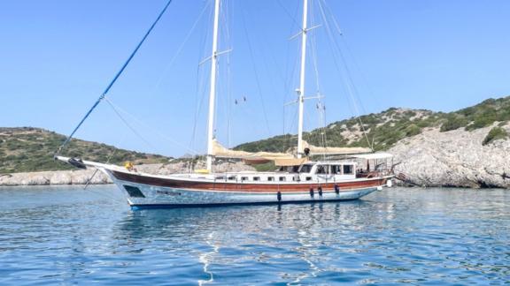 Die Gulet Fatma Kristina liegt vor Anker in einer ruhigen Bucht. Perfekt für eine Luxus-Guletcharter in Bodrum.