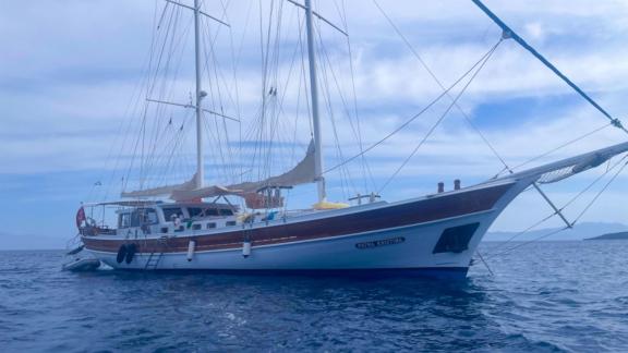 Die Gulet Fatma Kristina liegt vor Anker auf dem offenen Meer. Ideal für eine Luxus-Guletcharter in der Türkei.
