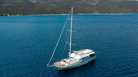 Gulet Freedom ankert in klarem, blauem Wasser vor der malerischen Küste von Marmaris.