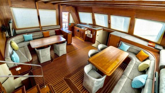 The cosy and stylishly furnished lounge of the Gulet Freedom offers comfortable seating in the saloon.