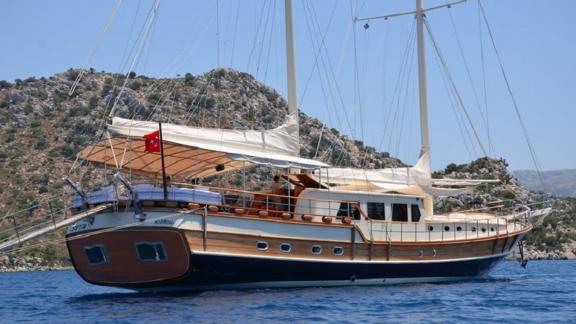 Mieten Sie die 30 Meter lange Gulet Gazi Kaptan mit 7 Kabinen in Marmaris für ein luxuriöses Segelerlebnis.