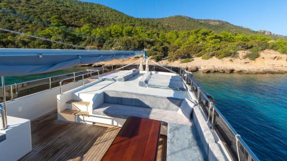 В Бодруме аренда гулета Giulia на носу зона отдыха с мягкими лежаками и местом для релакса.