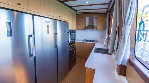 В Бодруме аренда гулета Giulia кухня с холодильником плитой и рабочей зоной.