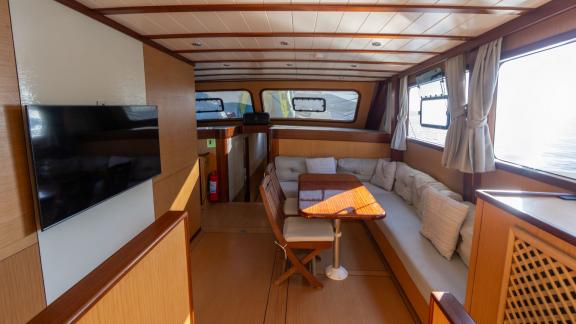 В Бодруме аренда гулета Giulia салон с диванами и обеденным столом.