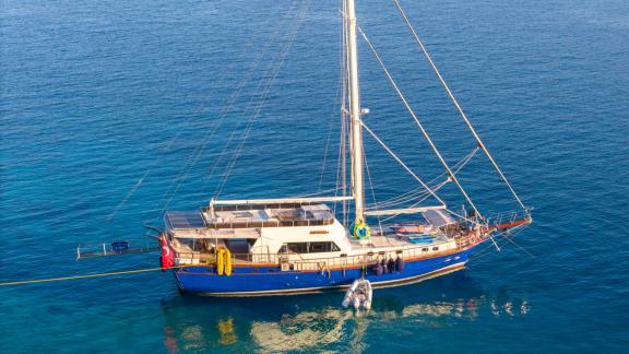 В Бодруме аренда гулета Giulia стоит на воде с просторной палубой и зоной отдыха.