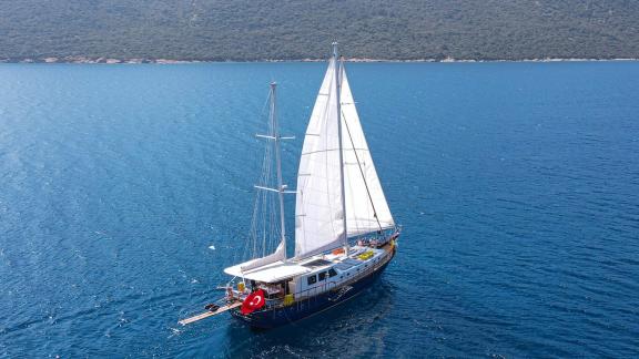 Bodrum'un güzel koyunda yelken açan Gulet Yatı.