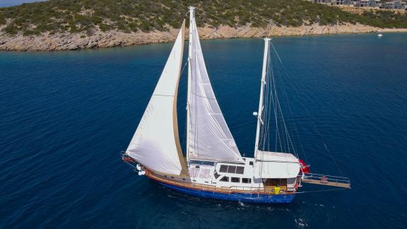 Bodrum sahilinde yelken açan şık Gulet Yatı.