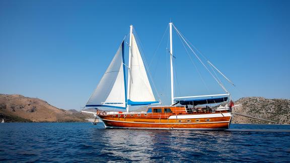 Die Gulet Gökce segelt majestätisch in den blauen Gewässern von Marmaris.