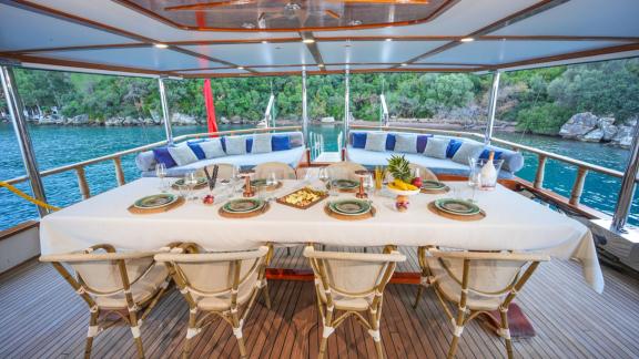 Hangover bietet einen Essbereich auf dem Achterdeck für tägliche Gulet Charter und private Bootstouren in Marmaris.