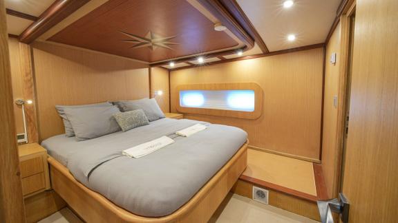Hangover bietet eine helle Masterkabine für tägliche Gulet Charter und exklusiven Urlaub in Marmaris.