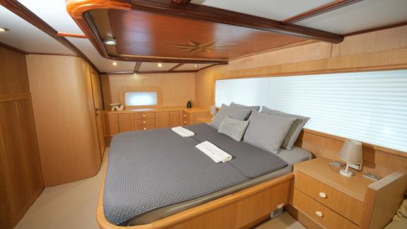 Hangover bietet eine komfortable Masterkabine für tägliche Gulet Charter und privaten Urlaub in Marmaris.