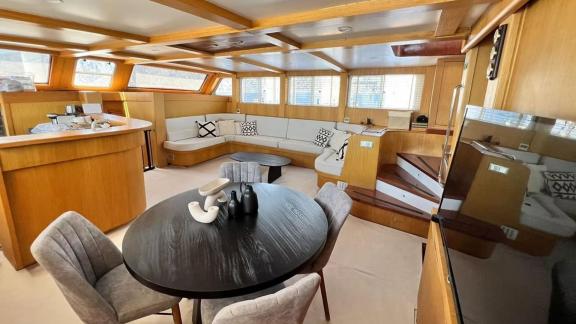 Hangover bietet einen geräumigen Hauptsalon für tägliche Gulet Charter und entspannten Urlaub in Marmaris.