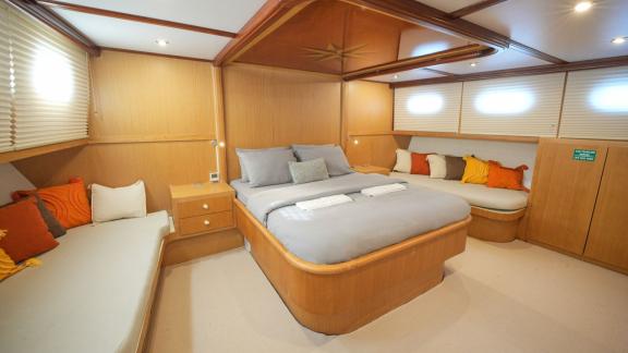 Hangover bietet eine geräumige Masterkabine für tägliche Gulet Charter und komfortable Blaue Reisen in Marmaris.