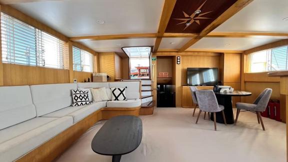 Hangover bietet einen modernen Hauptsalon für tägliche Gulet Charter und entspannte Blaue Reisen in Marmaris.