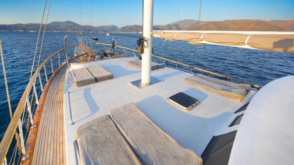 Hangover bietet ein vorderes Sonnendeck für tägliche Gulet Charter und exklusive Blaue Reisen in Marmaris.