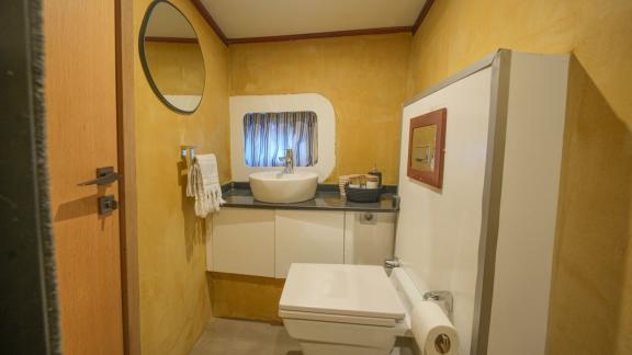 Hangover bietet ein modernes Gästebad für tägliche Gulet Charter und komfortable Blaue Reisen in Marmaris.