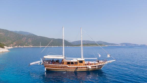 Genießen Sie eine luxuriöse Reise mit der Gulet Harmonia in Zakynthos. Platz für bis zu 14 Personen in 7 Kabinen.