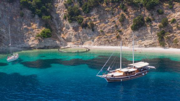 Genießen Sie eine luxuriöse Reise mit der Gulet Harmonia in Zakynthos. Platz für bis zu 14 Personen in 7 Kabinen.