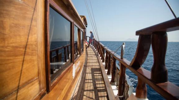 Genießen Sie den Blick auf das Meer vom Seitendeck der Gulet Harmonia während Ihrer Reise in Zakynthos.