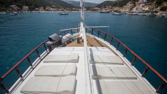 Entspannen Sie auf dem geräumigen Sonnendeck der Gulet Harmonia und genießen Sie die Aussicht auf Zakynthos.