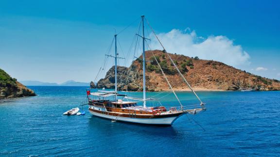 Entspannen Sie auf der Gulet Hasay, ankernd vor einer idyllischen Insel in Fethiye.