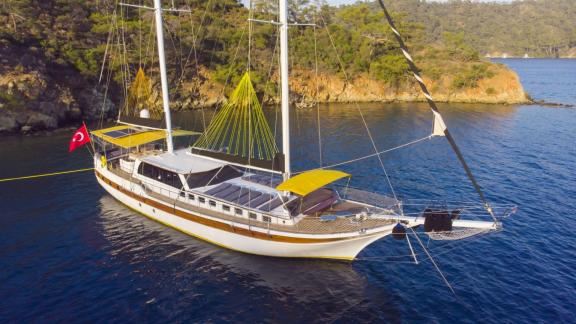 Luxuriöse Guletcharter an Bord der Hülyam 2 in Göcek mit malerischem Küstenblick.