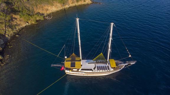 Luxuriöse Guletcharter Hülyam 2 in einer idyllischen Bucht in Göcek, umgeben von atemberaubender Natur.