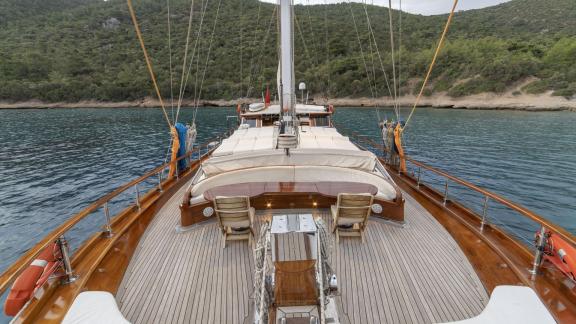 Deckansicht der Gulet-Yacht Jasemin 1, mit Blick auf das ruhige türkisfarbene Wasser.