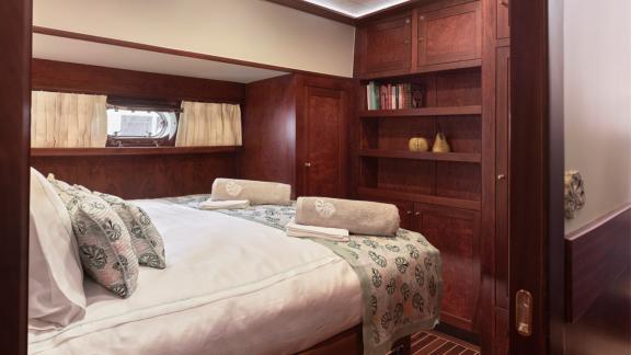 Bodrumda gulet kiralama seçeneği Kaftan kabin içinde çift kişilik yatak dolap alanı ve sıcak tasarım ile konforlu konakl