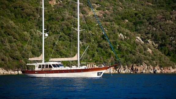 Bodrumda gulet kiralama seçeneği Kaftan sakin koyda yandan görünüm geniş güverte ve doğa ile iç içe rota sunuyor.