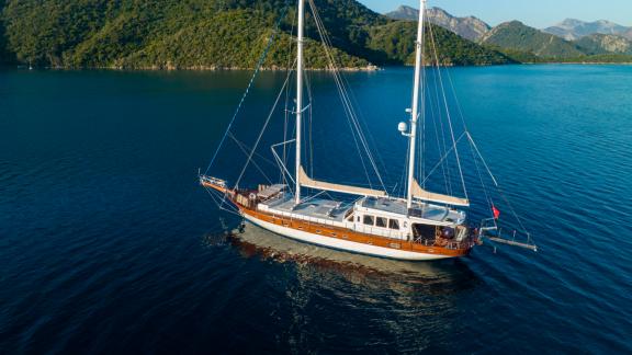 Bodrumda gulet kiralama seçeneği Kaftan açık denizde seyir halinde geniş güverte ve doğa manzarası ile keyifli rota sunu