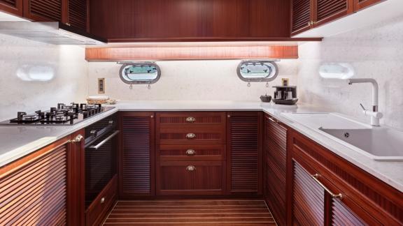 Bodrumda gulet kiralama seçeneği Kaftan mutfak içinde geniş tezgah ocak ve ekipmanlarla yemek hazırlığı için kullanışlı