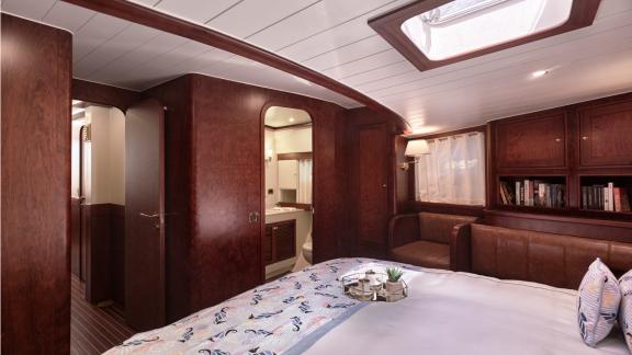 Bodrumda gulet kiralama seçeneği Kaftan master kabin içinde geniş yatak oturma alanı ve özel banyo ile konforlu konaklam